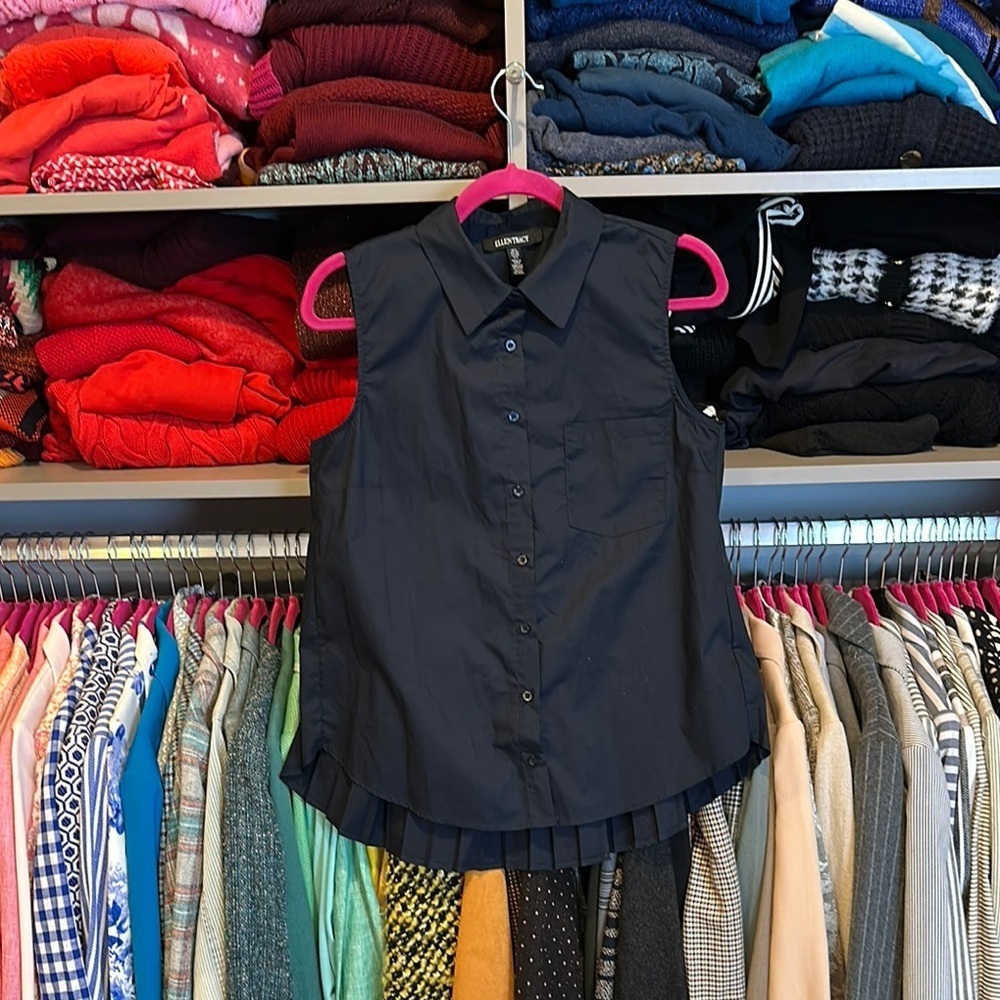 Ellen Tracy navy sleeveless pleated back one pocket button down shirt size S